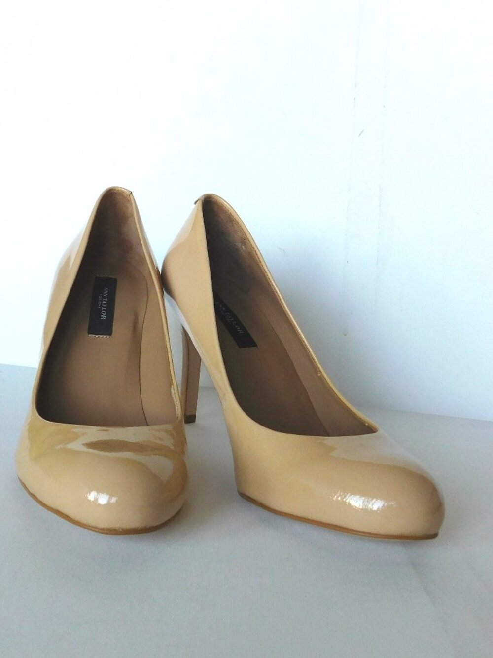 The Ann Taylor 6.5 M  Tan Nude Beige Patent Leather High  3 5/8"   Heel Pump